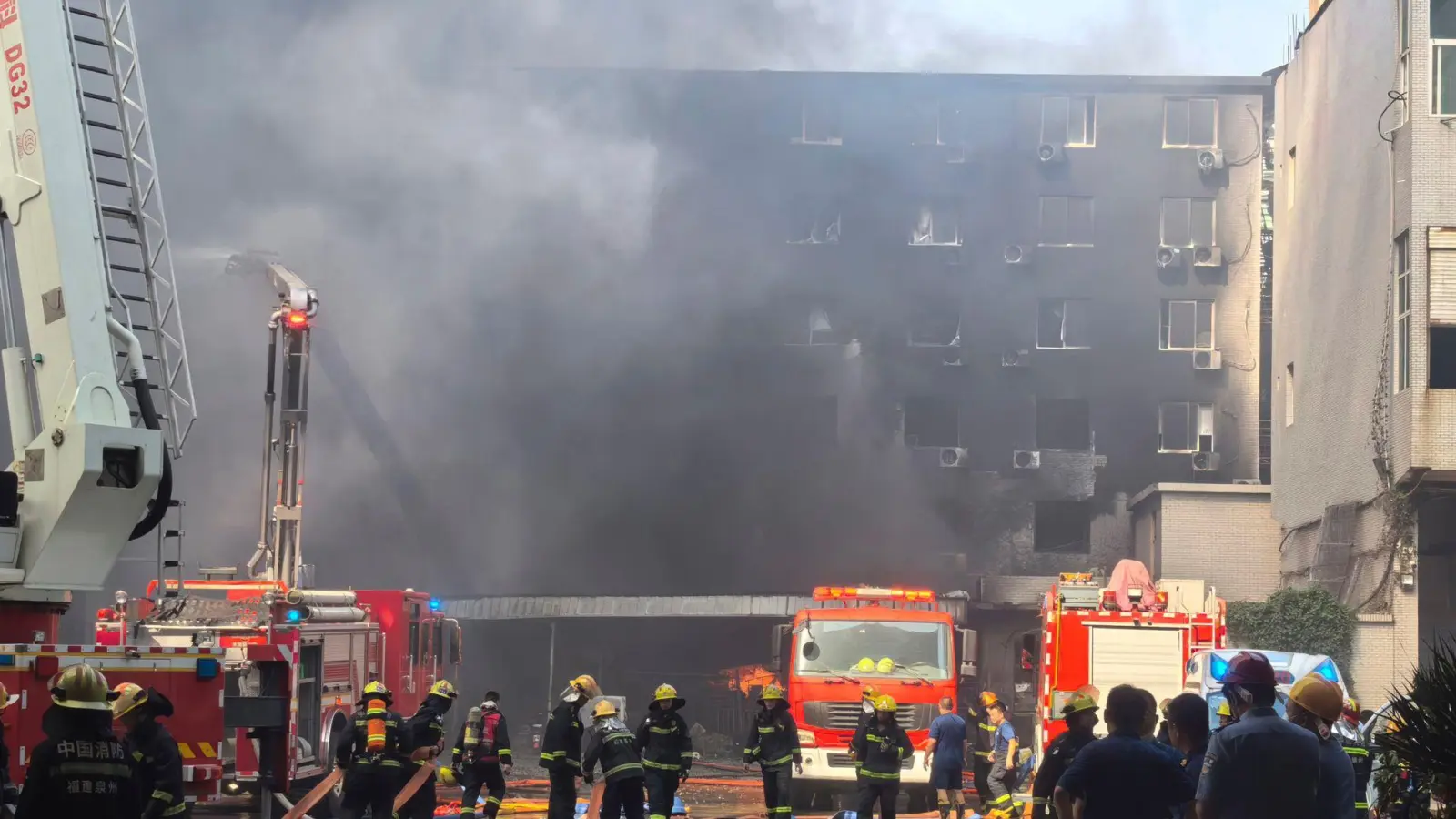 Bei dem Feuer soll es eine erhebliche Zahl an Opfern gegeben haben. (Foto: Zheng Liang/Xinhua/AP/dpa)