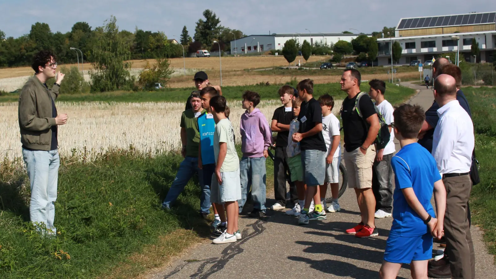 Gleich zu Anfang besuchten die Teilnehmenden am Workshop „Dirt- und Bikepark 2.0” das Gelände, auf dem der Park zukünftig entstehen könnte. Die Fläche ist gelegen am Siechhausweg und aktuell noch verpachtet, gehört aber der Stadt. (Foto: Irmeli Pohl)