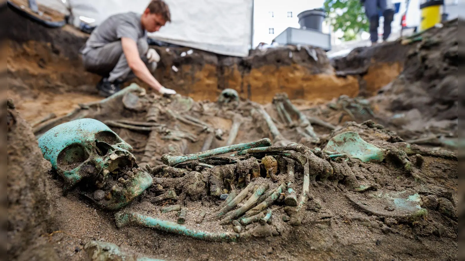 Bis zu 3000 Toten sind nach Einschätzung der Fachleute auf dem riesigen Pestfriedhof beerdigt worden. (Foto: Daniel Karmann/dpa)