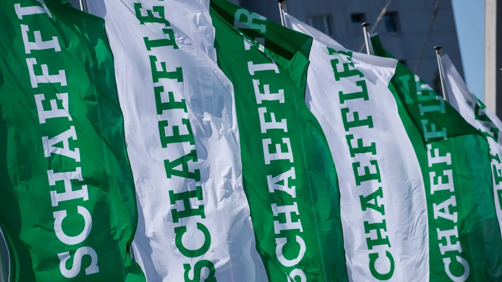 Der Zulieferer Schaeffler ist bei seinen Umsatzzielen vorsichtig und will sich von der Automobilindustrie unabhängiger machen. (Archivbild) (Foto: Daniel Karmann/dpa)