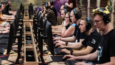 Bei der Gamescom 2025 testeten zahlreiche Messebesucher das neue Strategiespiel „Anno 117“, eine Römisches-Reich-Version des in Deutschland entwickelten Klassikers „Anno 1800“. (Archivbild) (Foto: Oliver Berg/dpa)