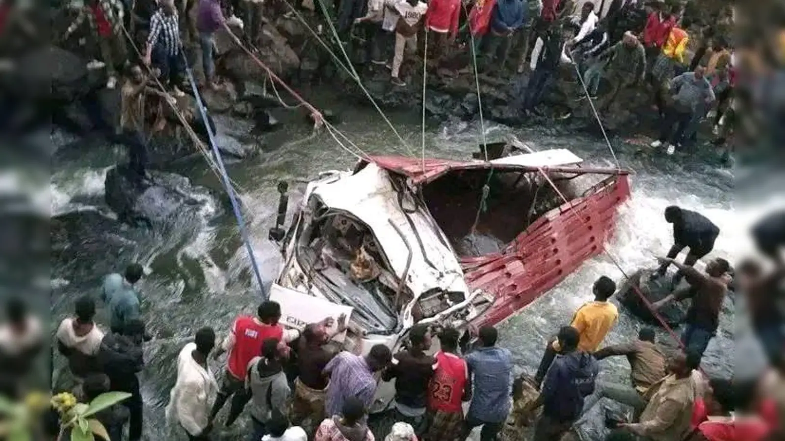 Rettungskräfte bergen das Fahrzeug.  (Foto: -/Sidama National Regional State Health Bureau/Handout via Xinhua/dpa)