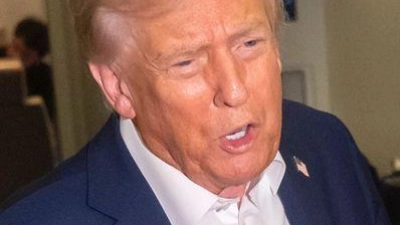 US-Präsident Trump auf dem Weg nach Asien (Foto: Mark Schiefelbein/AP/dpa)