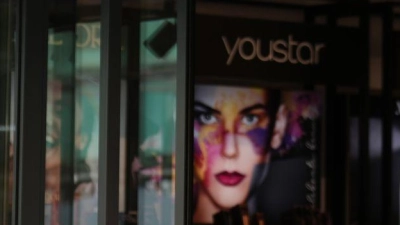 Die Parfümeriekette Douglas hat in Deutschland etwa 340 Filialen. (Foto: Marcus Brandt/dpa)