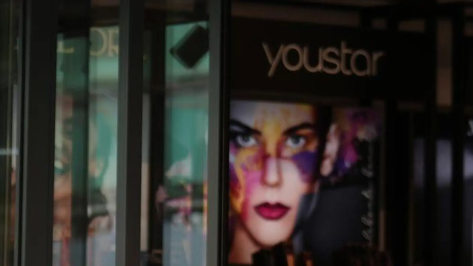 Die Parfümeriekette Douglas hat in Deutschland etwa 340 Filialen. (Foto: Marcus Brandt/dpa)