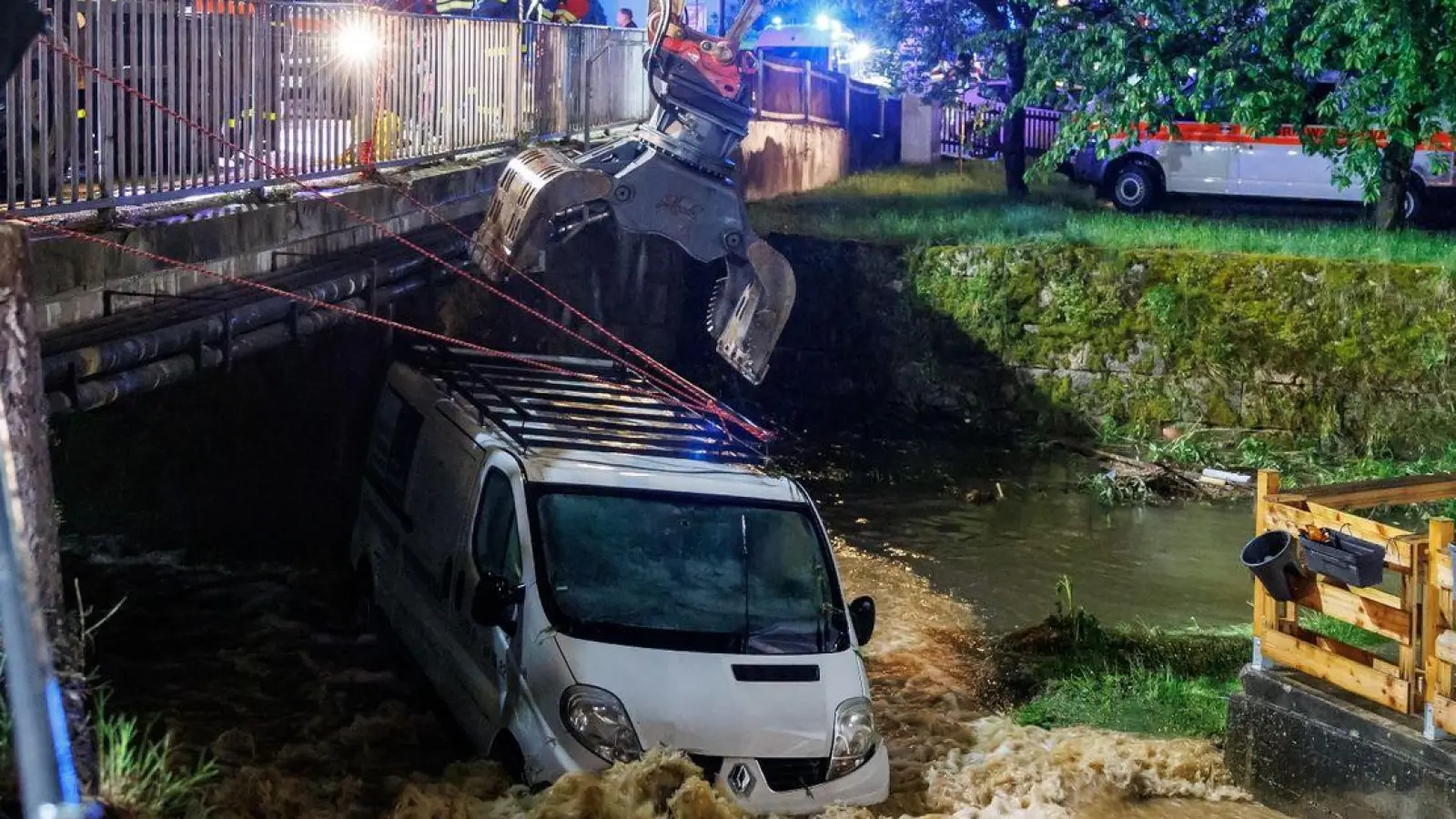 Mit einem Bagger musste dieser Kastenwagen im bayerischen Kastl geborgen werden. (Foto: Daniel Karmann/dpa)