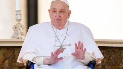 Papst Franziskus hat Großbritanniens König Charles III. und dessen Frau Königin Camilla zu einem privaten Gespräch im Vatikan empfangen. (Foto: Andrew Medichini/AP/dpa)