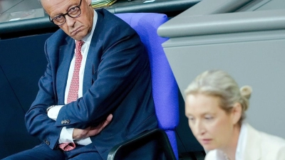 Das erste Rededuell zwischen Merz und Weidel in einer Generaldebatte im Juli wurde zu einem heftigen Schlagabtausch. (Foto: Kay Nietfeld/dpa)