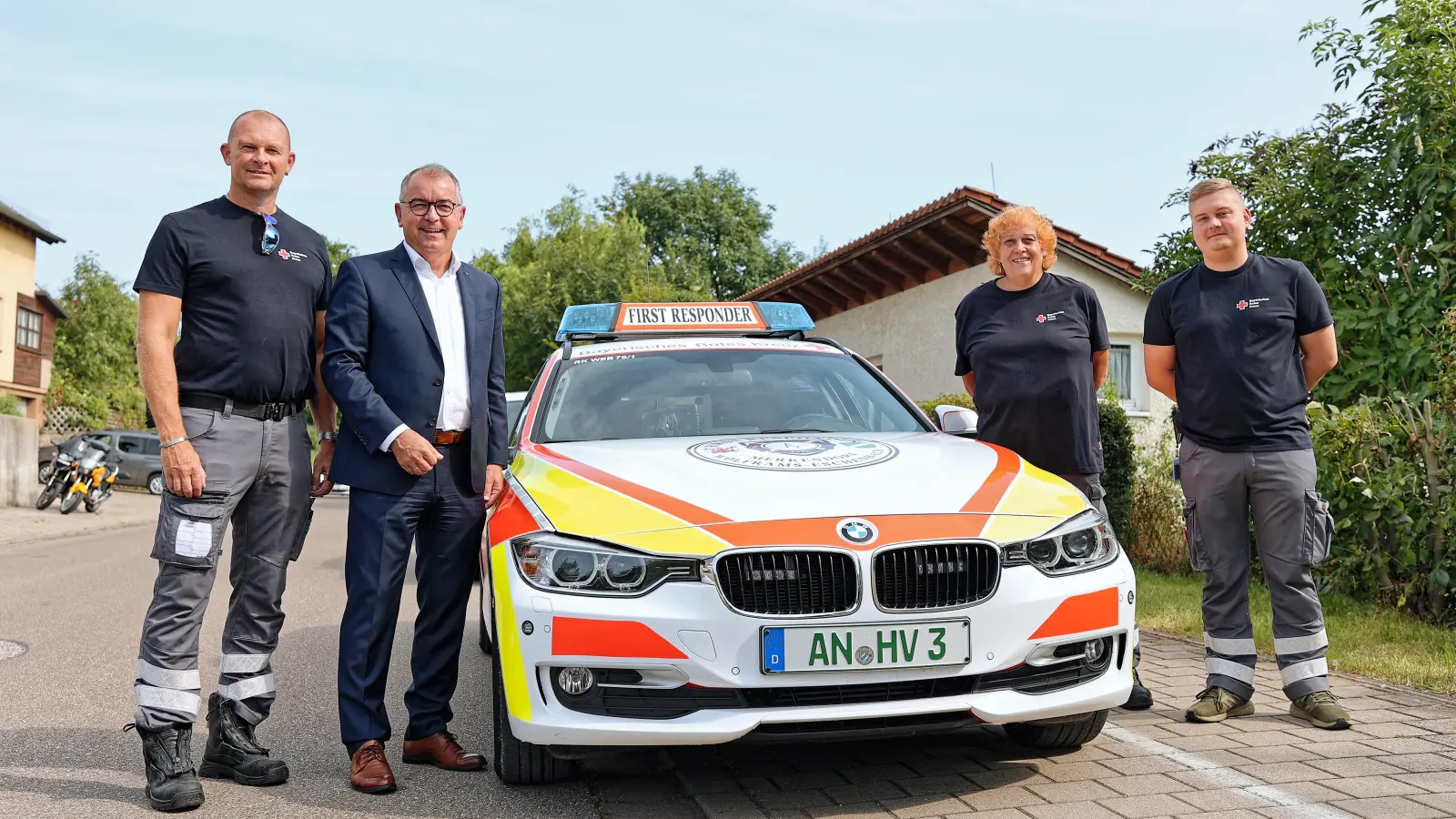 Gruppengründer Sebastian Klostermeier (links) und Erwin Einzinger von der VR-Bank Mittelfranken Mitte (2. v.l.) stellten das neue First Responder Fahrzeug vor. Die Teammitglieder Sandra Wißgott (3. v. l.) und Robin Kroll (rechts) freuten sich mit. (Foto: Tizian Gerbing)