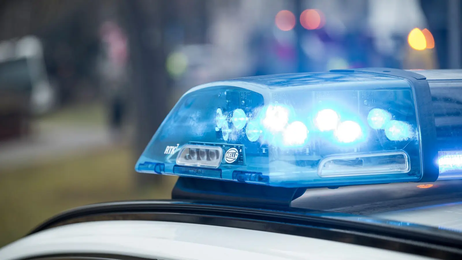 Insgesamt durchsuchten die Polizisten am Mittwochmorgen 20 Objekte. (Symbolbild) (Foto: Daniel Vogl/dpa)