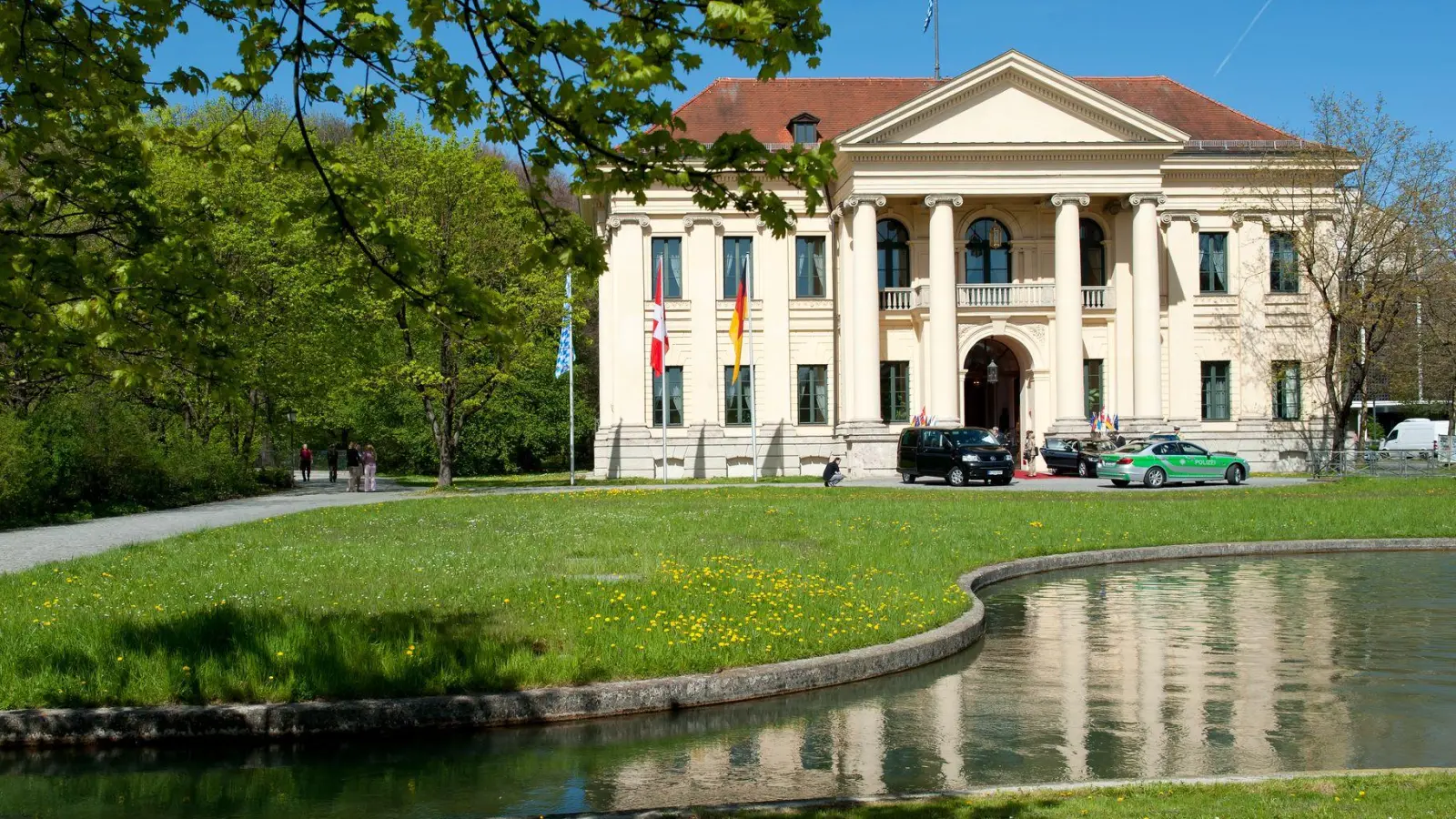 Vor dem Prinz-Carl-Palais in München wurde am Freitagabend ein lebloser Mann aus einem Brunnen gezogen. (Archivbild) (Foto: Sven Hoppe/dpa)