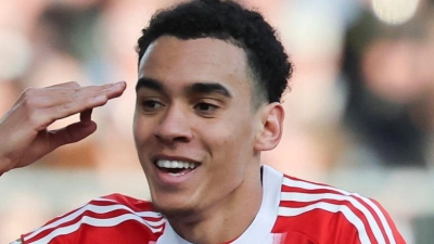 Strahlend auf St. Pauli: Jamal Musiala jubelt nach seinem Kopfballtor. (Foto: Christian Charisius/dpa)