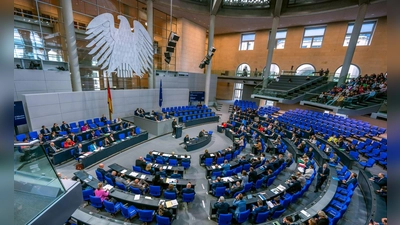 Bisher sollen die Diäten der 630 Bundestagsabgeordneten zum 1. Juli um 497 Euro steigen. (Symbolbild)  (Foto: Michael Kappeler/dpa)