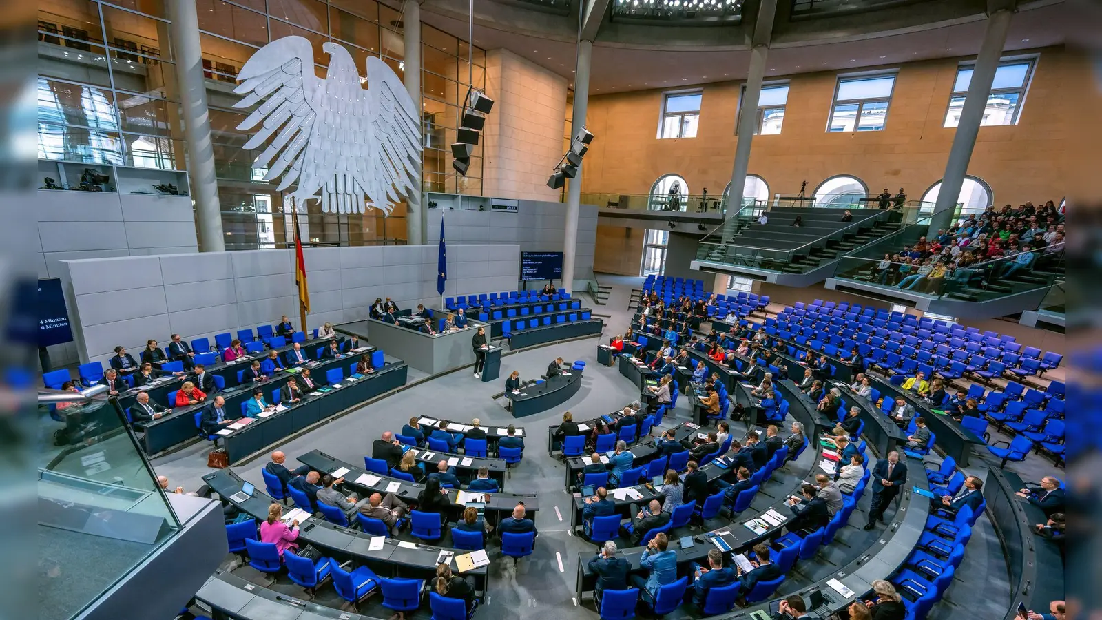 Bisher sollen die Diäten der 630 Bundestagsabgeordneten zum 1. Juli um 497 Euro steigen. (Symbolbild)  (Foto: Michael Kappeler/dpa)