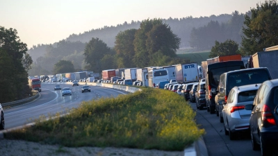 Wie lange die Sperrung der A9 Richtung München andauert, ist nicht klar. (Foto: Pia Bayer/dpa)