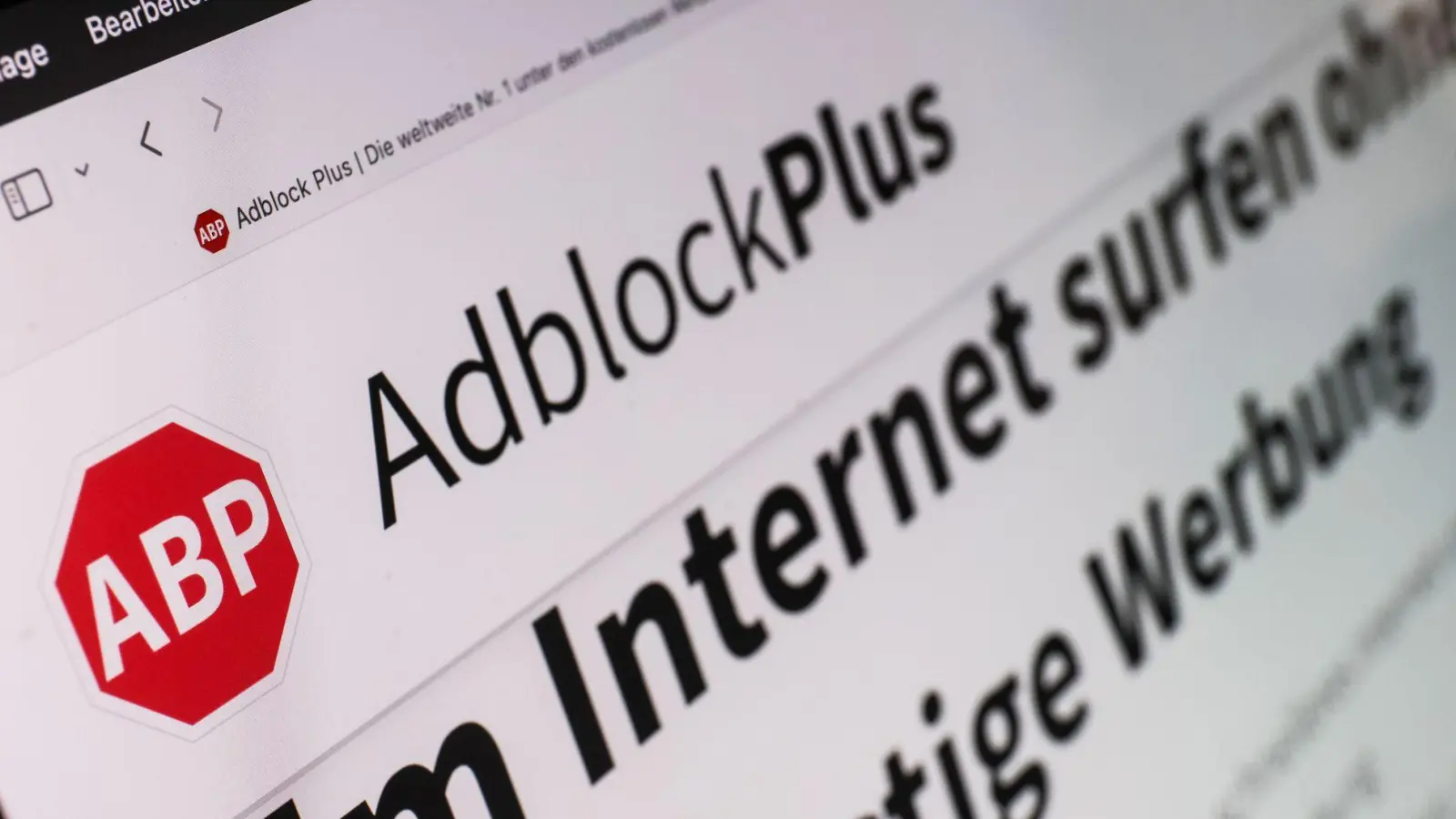 Mit Werbeblockern können Nutzerinnen und Nutzer im Internet lästige Werbung unterdrücken. (Archivbild) (Foto: Oliver Berg/dpa)
