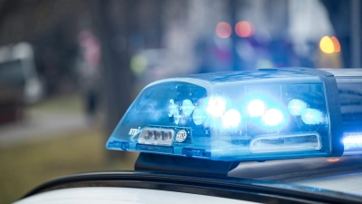 Die Polizei ermittelt nun gegen die drei unbekannten Männer. (Symbolbild) (Foto: Daniel Vogl/dpa)