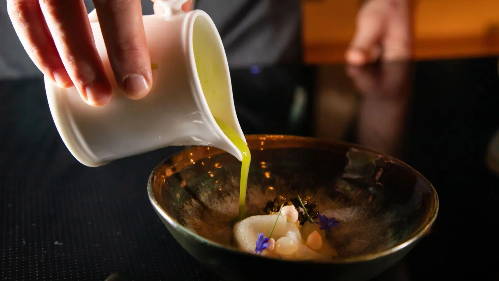 Für die Vinaigrette werden Äpfel und Staudensellerie entsaftet und mit Salz, grünem Tabasco, Limettensaft und Schnittlauchöl verfeinert. (Foto: Christin Klose/dpa-tmn)