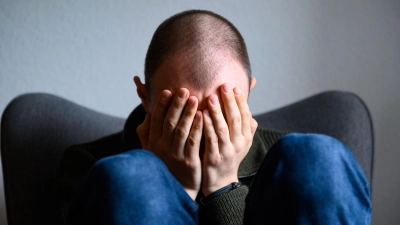 Chronischer Stress erhöht das Risiko für Rückenschmerzen deutlich. (Symbolbild) (Foto: Jonas Walzberg/dpa)