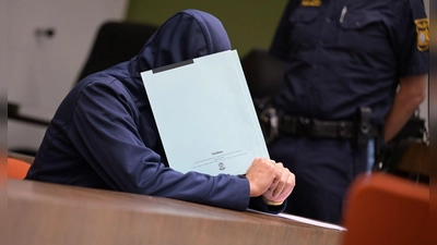 Der Angeklagte soll das Haus angezündet haben, in dem seine Ex-Freundin und der gemeinsame, damals einjährige Sohn wohnten. (Foto: Malin Wunderlich/dpa)