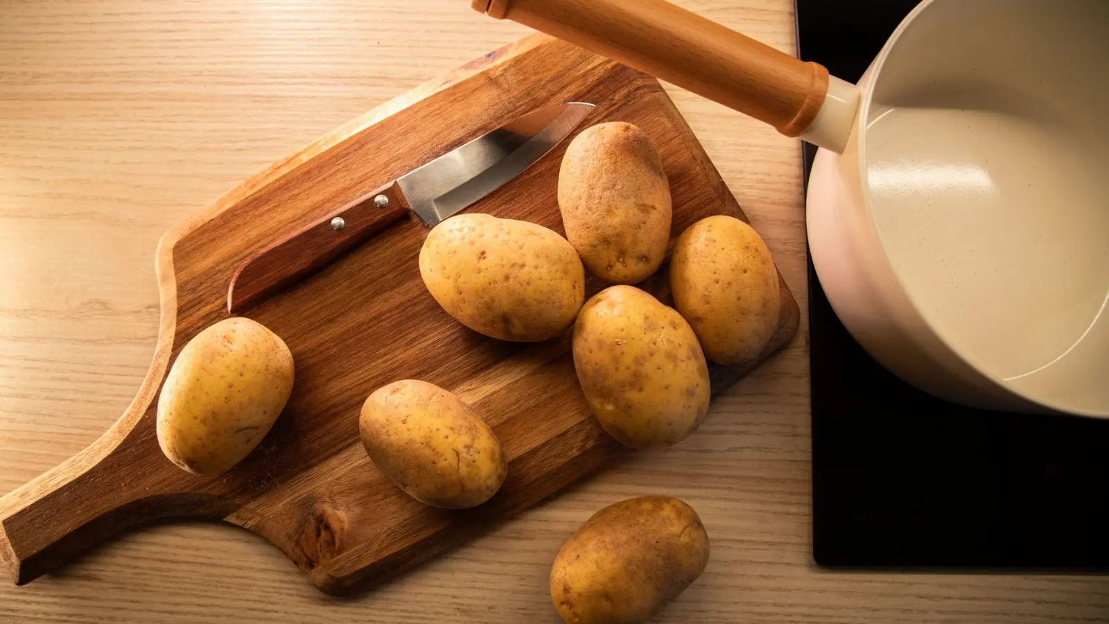 Kartoffeln schälen vor Heiligabend: Für viele gehört das dazu. Wie geht es schnell und einfach? (Foto: Christin Klose/dpa-tmn)