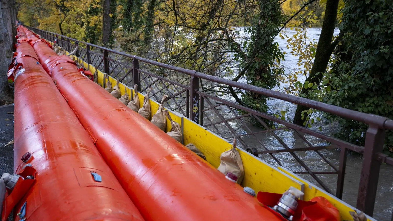 Ein Blick auf die mobile Staustufe an der  Arve in Genf. (Foto: Martial Trezzini/KEYSTONE/dpa)