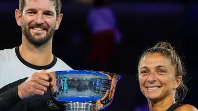 Das italienische Duo Andrea Vavassori und Sara Errani jubelt über den Titel bei den US Open. (Foto: Yuki Iwamura/AP/dpa)