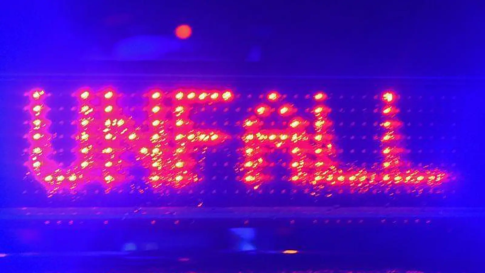 Nach dem Unfall bei Bessenbach (Landkreis Aschaffenburg) ermittelt die Polizei gegen den 46-jährigen Autofahrer. (Symbolbild) (Foto: Stefan Puchner/dpa)