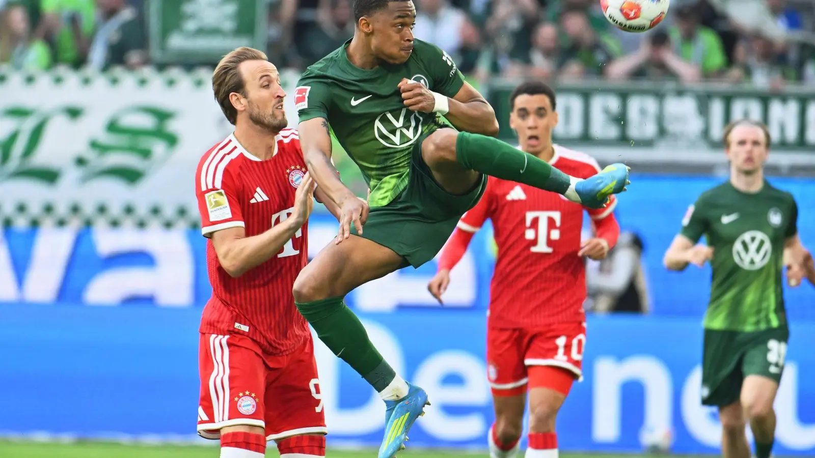 Voller Einsatz: Wolfsburgs Jeanuël Belocian ist vor Harry Kane von Bayern München am Ball. (Foto: Swen Pförtner/dpa)