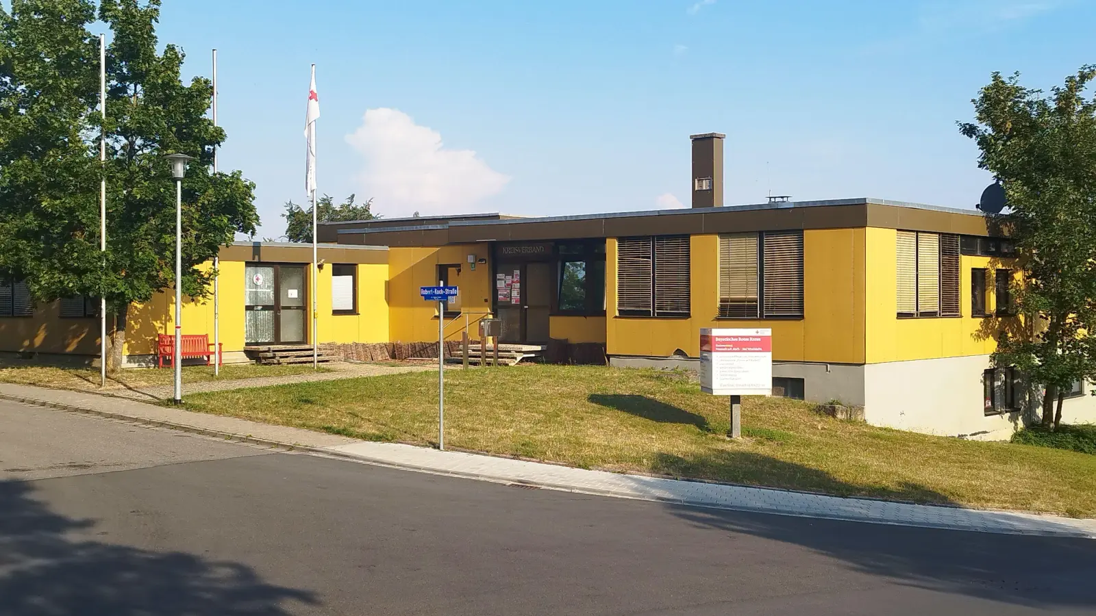 Angesichts der Bauweise der Neustädter BRK-Kreiszentrale sowie der vorherrschenden Temperaturen dürfte man in diesem Gebäude aktuell ohne ins Schwitzen gekommen sein. Für Schweißausbrüche sorgt derzeit allerdings auch noch ein anonymer Briefeschreiber.  (Foto: Mirko Fryska)