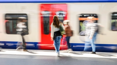 Das Deutschlandticket gibt es seit dem 1. Mai 2023. (Arcjhivbild) (Foto: Julian Stratenschulte/dpa)