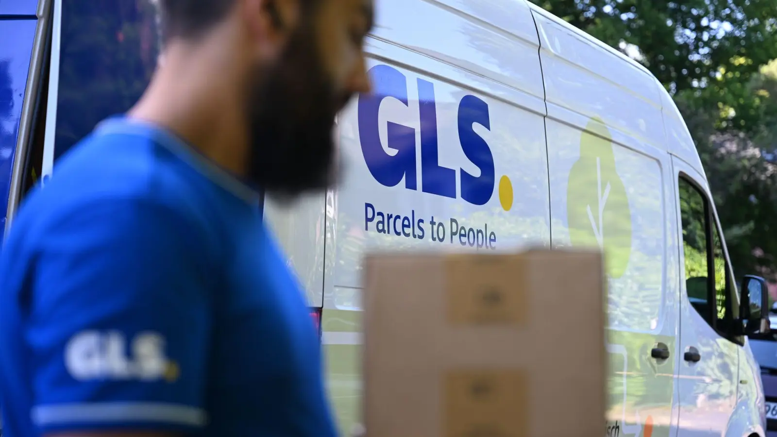 Ein Paketbote von GLS bei der Arbeit. (Foto: Wolf von Dewitz/dpa)