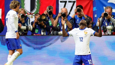 Die Franzosen um Randal Kolo Muani (r) und Antoine Griezmann erreichten das Viertelfinale. (Foto: Rolf Vennenbernd/dpa)