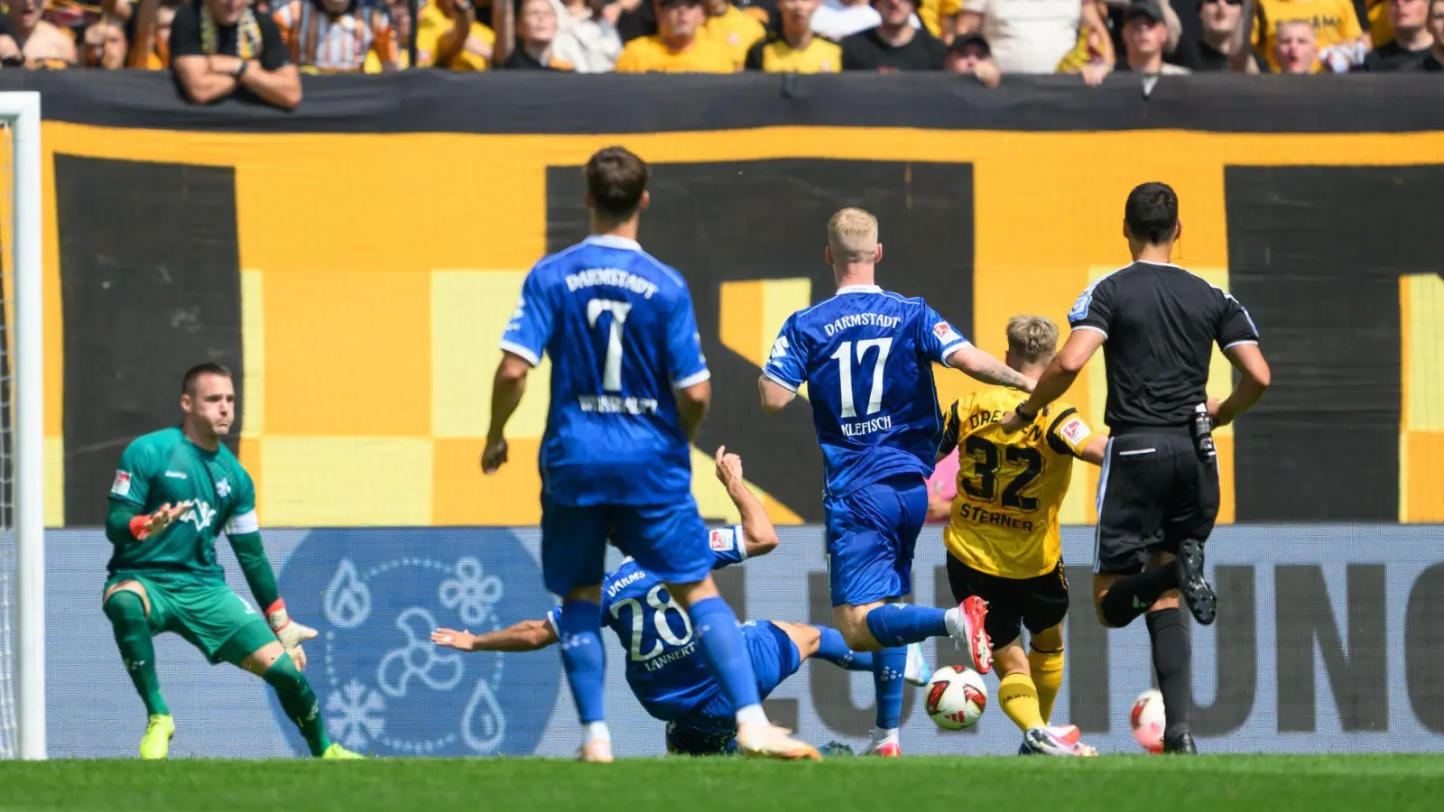  Jonas Sterner (Dynamo Dresden, 2.v.r) erzielt das Tor zum 1:0. (Foto: Robert Michael/dpa)