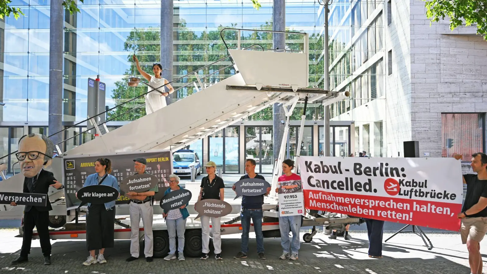 Aktivisten fordern von der Bundesregierung die Fortsetzung des Aufnahmeprogramms. (Archivfoto) (Foto: Michael Brandt/dpa)