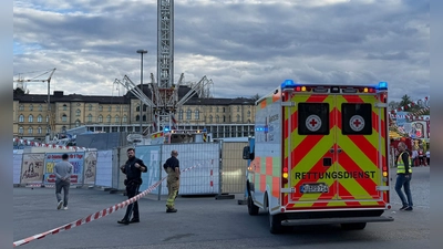 Bei dem Unfall eines Kettenkarussells auf dem Bayreuther Frühlingsfest wurden sechs Menschen verletzt.  (Foto: Ferdinand Merzbach/NEWS5/dpa)