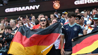 Dürfen in der Nations League wieder auf Stehplätze: Fans der deutschen Nationalmannschaft. (Archiv)   (Foto: Federico Gambarini/dpa)