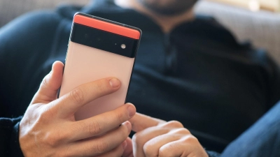 Sicherheitsupdates für Android 13 bis 16 schließen zahlreiche Schwachstellen: Google-Pixel-Geräte erhalten diese direkt, während andere Hersteller eigene Anpassungen vornehmen müssen. (Foto: Franziska Gabbert/dpa-tmn)