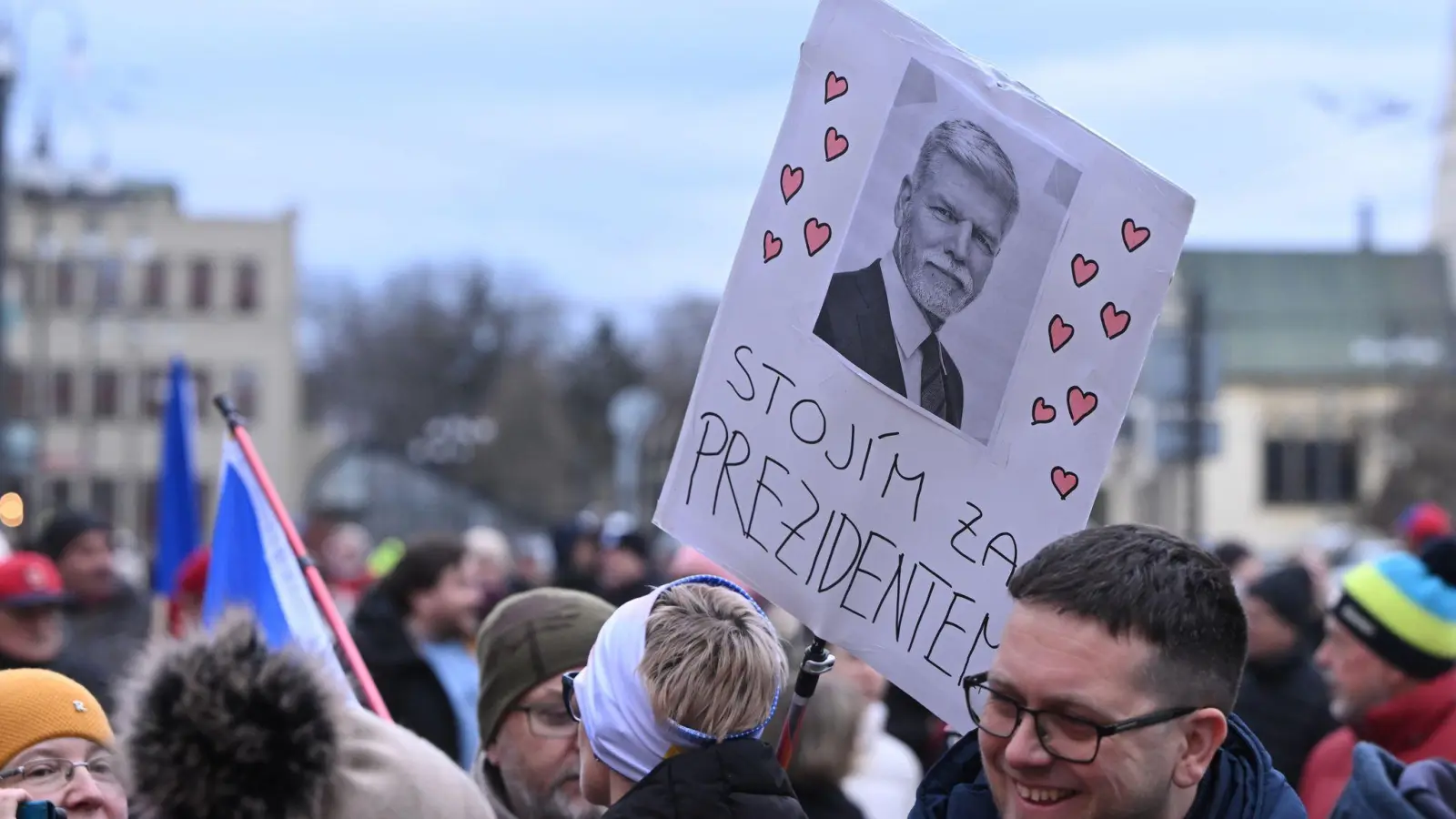 Menschen demonstrieren zur Unterstützung des tschechischen Präsidenten Pavel in Pardubice (Pardubitz), Ostböhmen. Auf dem Schild steht „Ich stehe zum Präsidenten“. (Foto: Josef Vostarek/CTK/AP/dpa)