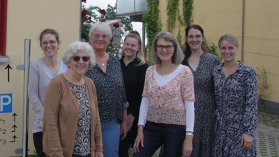 Maria Mayr (von links), Ruth Sichermann, Katrin Müller, Dana Mardus, Elke Bauer, Lisa Bernreuther und Ronja Naser kümmern sich im Ansbacher Geburtshaus um die Schwangeren und die jungen Mütter. (Foto: Robert Maurer)