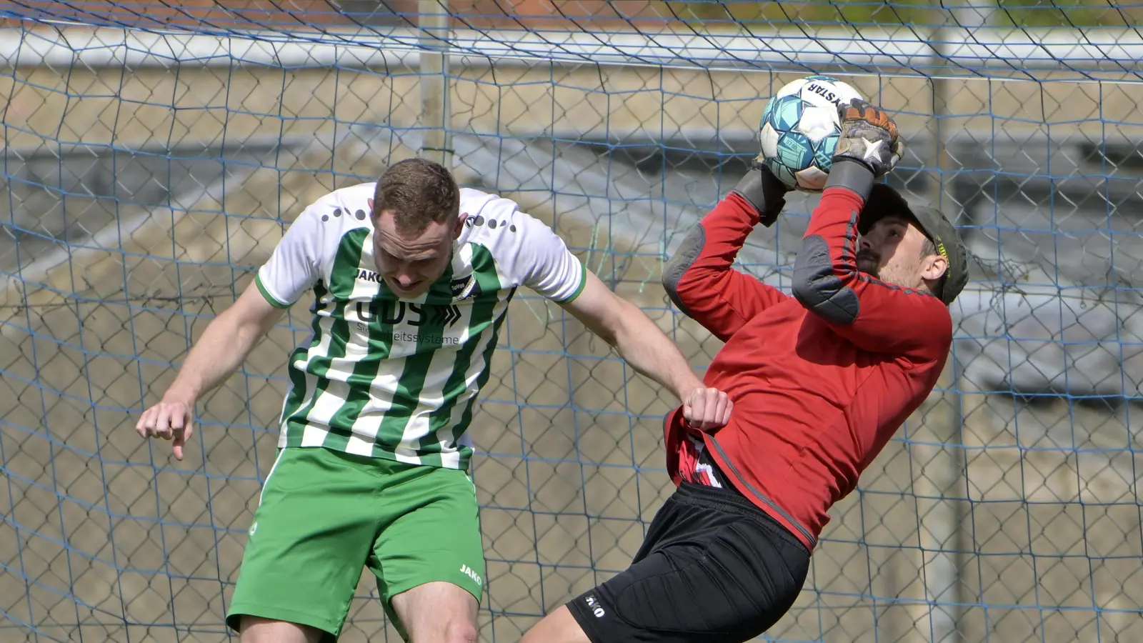 Zweimal musste Fichte-Torhüter Tim Rosenberger hinter sich greifen, hier bleibt er Sieger gegen Jan Dietrich (Wolframs-Eschenbach). (Foto: Martin Rügner)