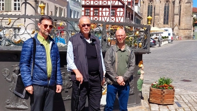 Auf den Spuren der Vorfahren: Adam und Daniel Bentley ließen sich von Gästeführer Randolf Six (links) durch die Altstadt führen. (Foto: Pia Reinhardt)