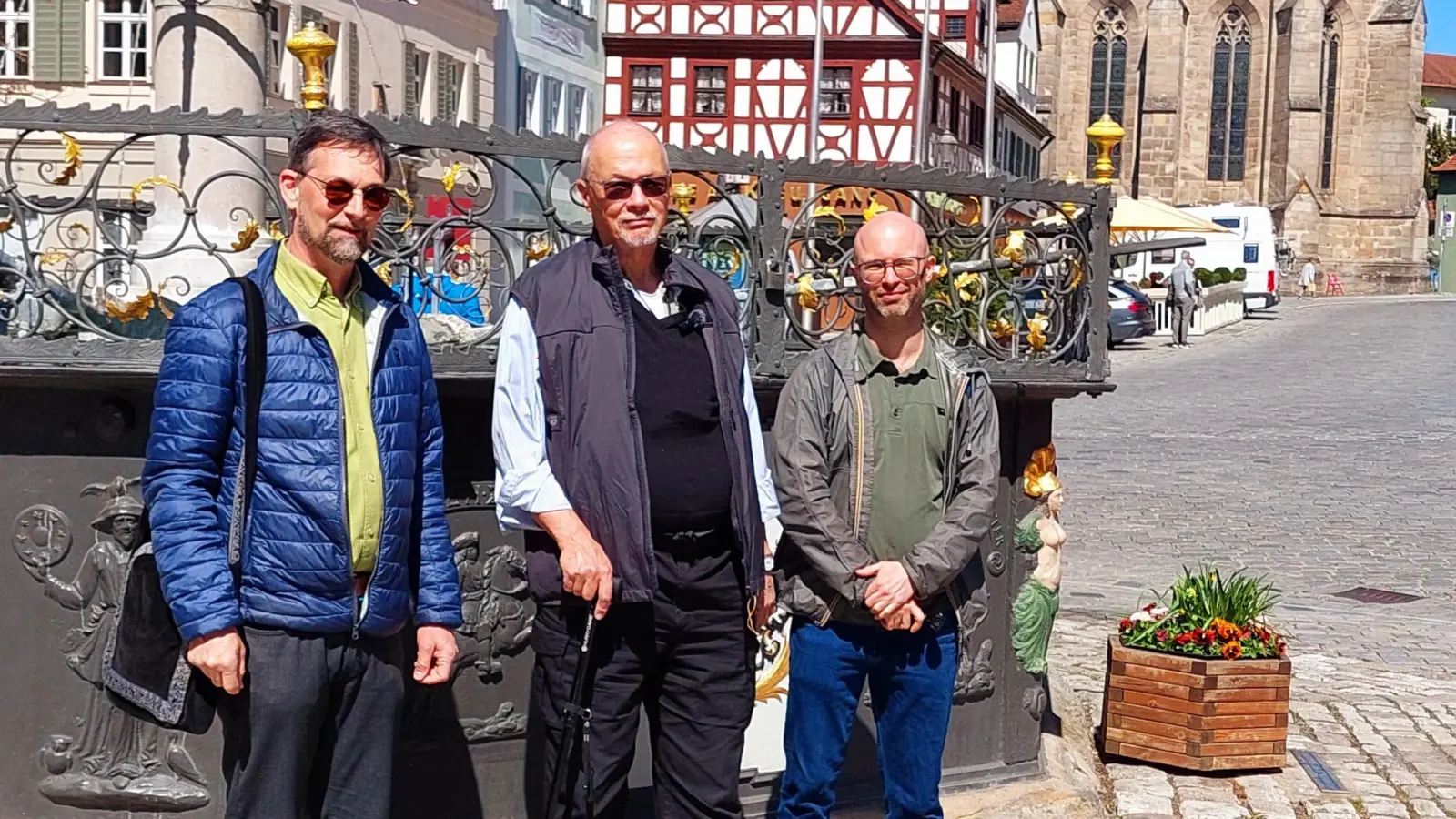 Auf den Spuren der Vorfahren: Adam und Daniel Bentley ließen sich von Gästeführer Randolf Six (links) durch die Altstadt führen. (Foto: Pia Reinhardt)