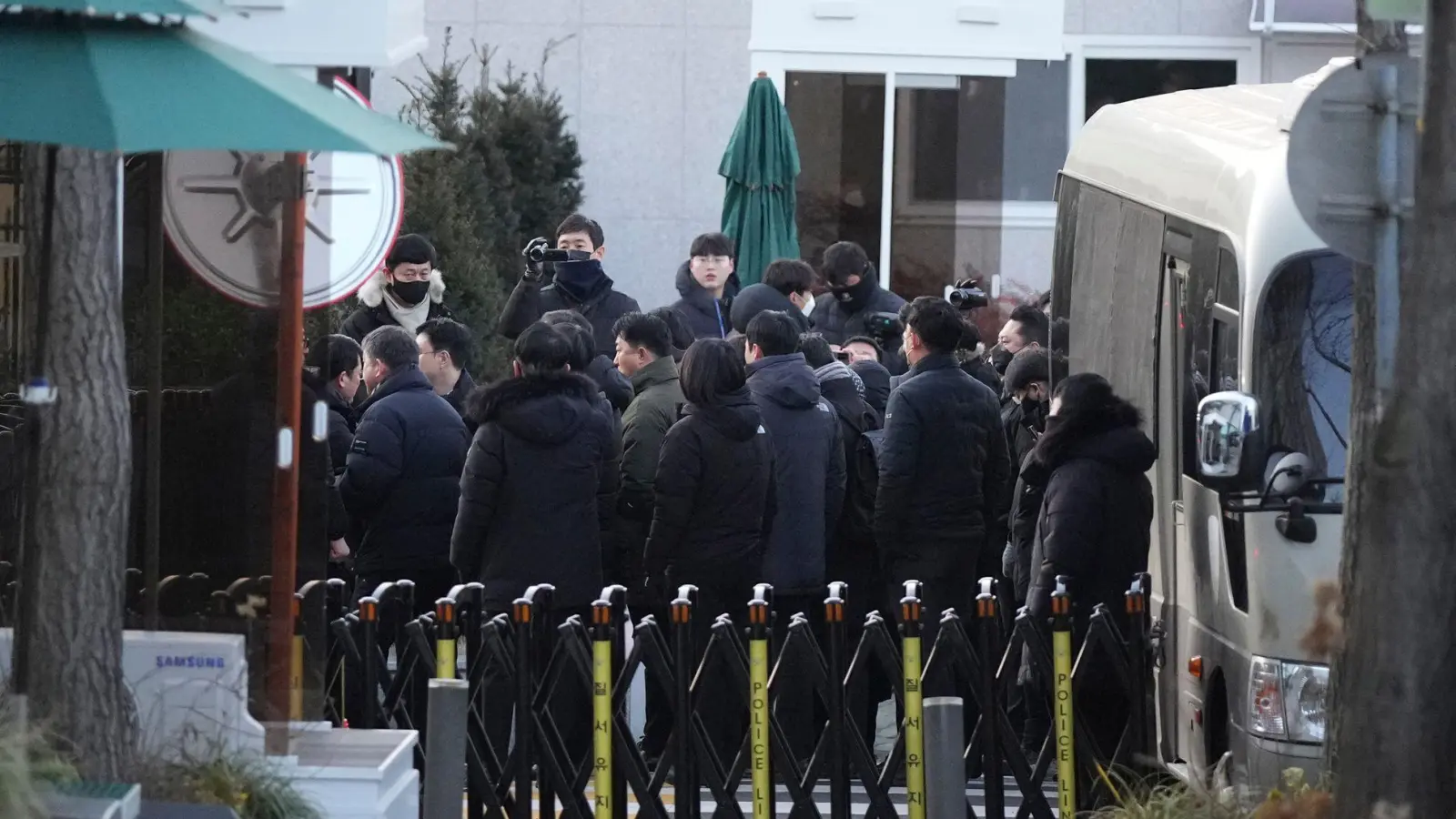 Vor dem Sitz des Präsidenten befand sich vor dem Festnahme-Versuch ein großes Polizeiaufgebot.  (Foto: Lee Jin-man/AP/dpa)