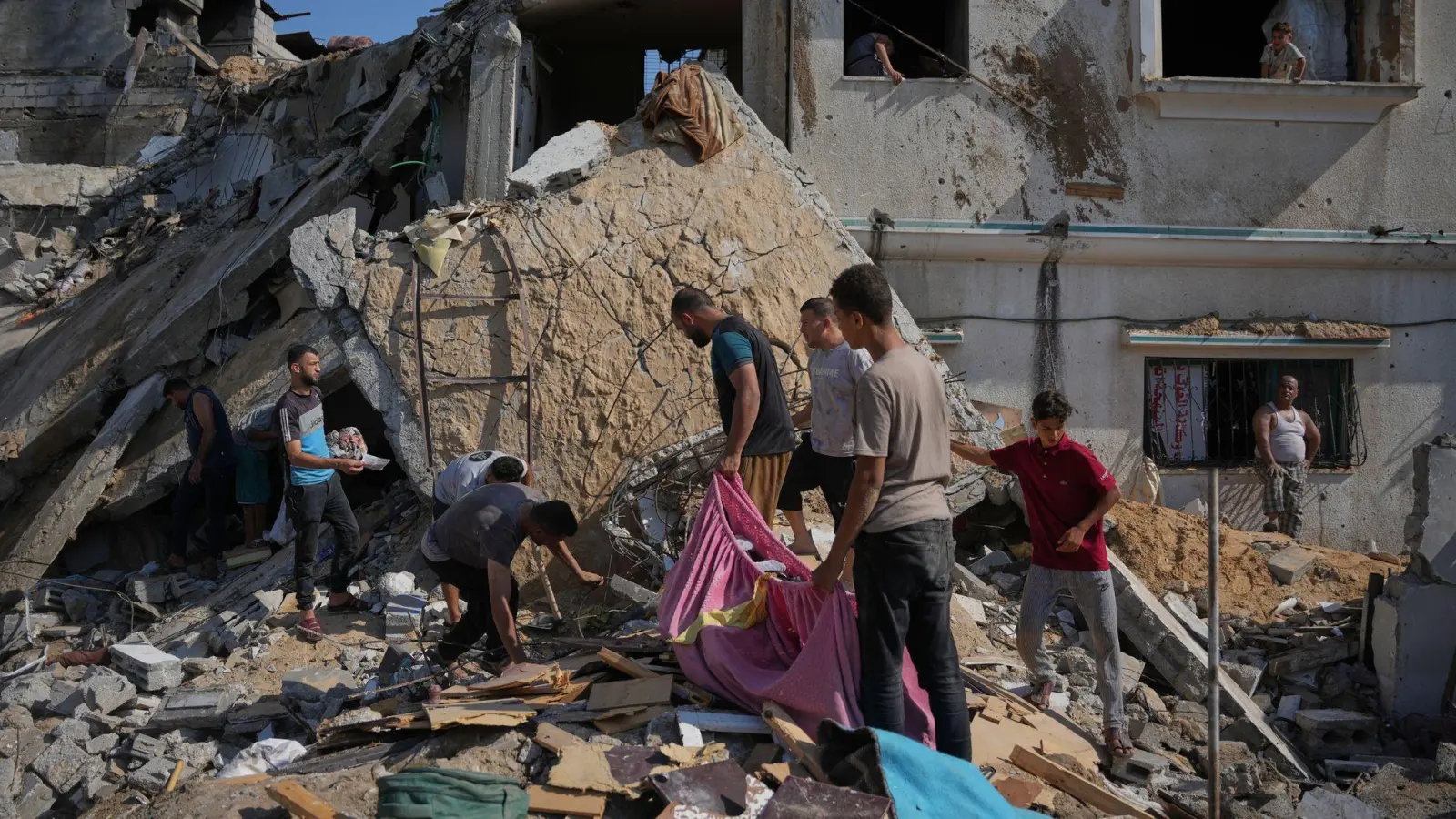 Palästinenser am Ort eines israelischen Luftangriffs im Gazastreifen. (Archivbild) (Foto: Abdel Kareem Hana/AP/dpa)