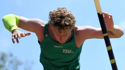 Jakob Sand springt über 4,00 Meter zu Gold. (Foto: Claus Habermann)