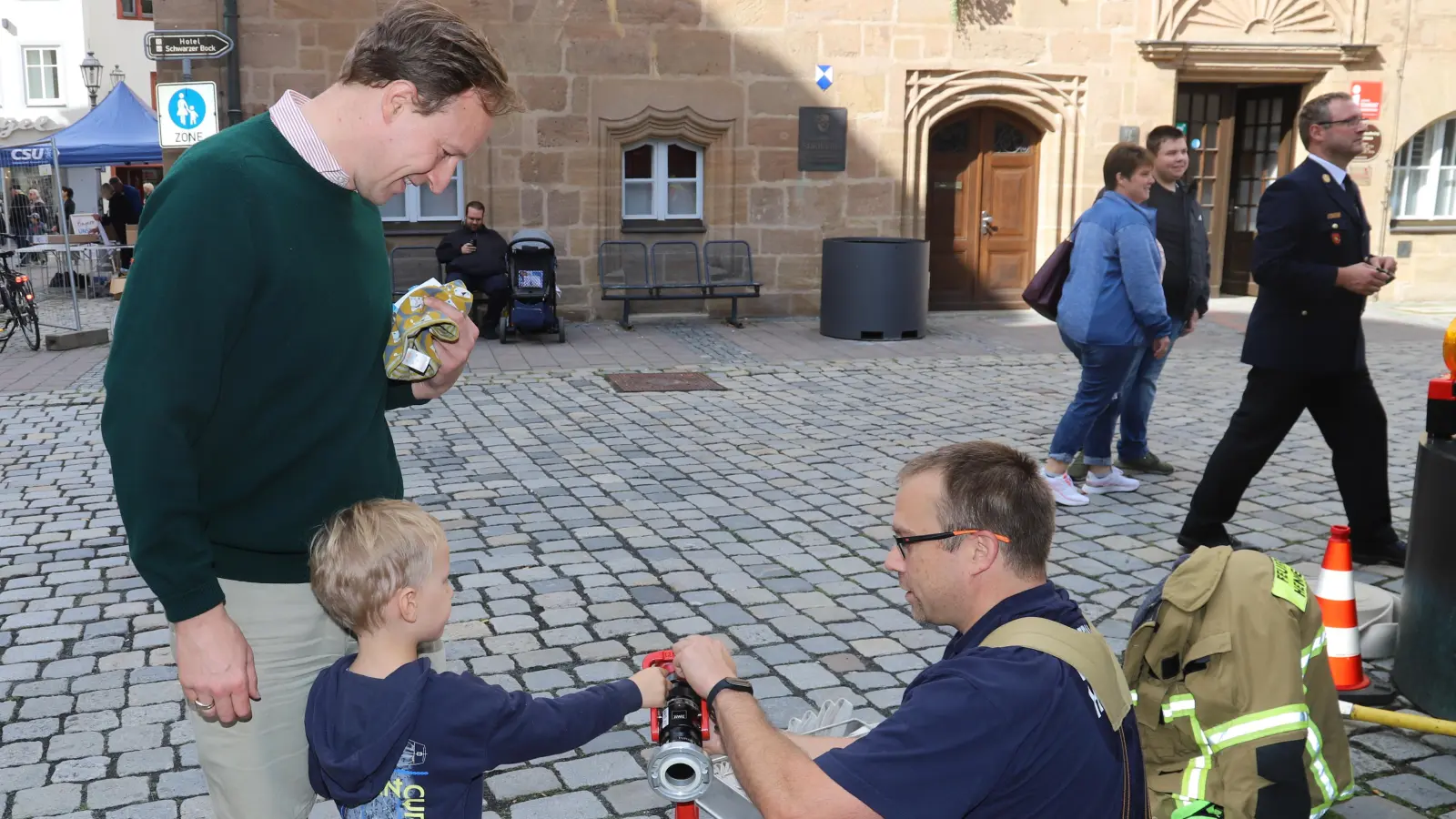 Die Kinder lassen sich beim Tag der Feuerwehr eine Menge erklären. (Foto: Oliver Herbst)