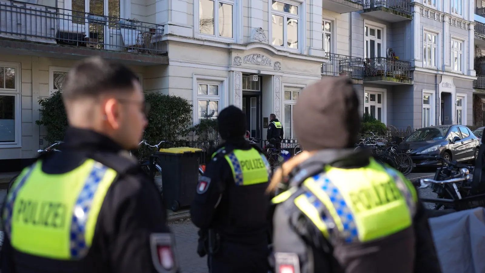 Nach dem Fund einer toten Frau untersucht die Hamburger Polizei eine Altbauwohnung im Stadtteil Hoheluft-West. (Foto: Marcus Brandt/dpa)