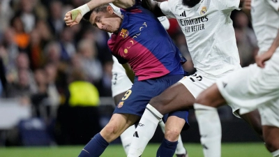 Barcelonas Robert Lewandowski leitet das Debakel für Real Madrid ein. Antonio Rüdiger (M) erlebt einen bitteren Abend. (Foto: Bernat Armangue/AP)