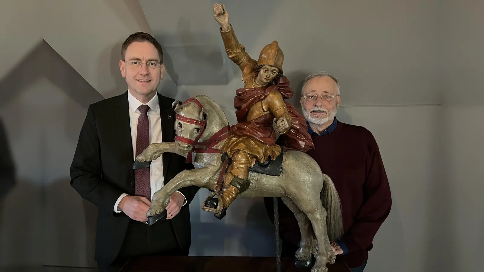 Der Vorsitzende des Historischen Vereins Alt Dinkelsbühl, Dr. Jürgen Ludwig (links), und Konservator Hubertus Schmidt stellen die restaurierte Heiligenfigur vor. (Foto: Historischer Verein/Karin Ludwig)